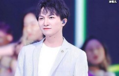 周深音乐是他的态度，《歌手》一改温情