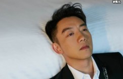 跑男大牌艺人郑恺，不顾镜头公然玩手机