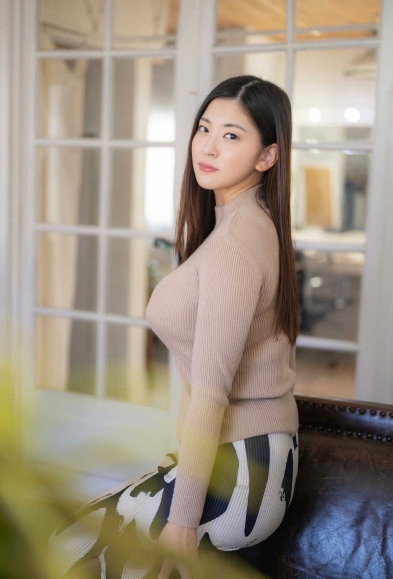 剪了头发还瘦了7公斤！解除婚约的她将有重大发表！