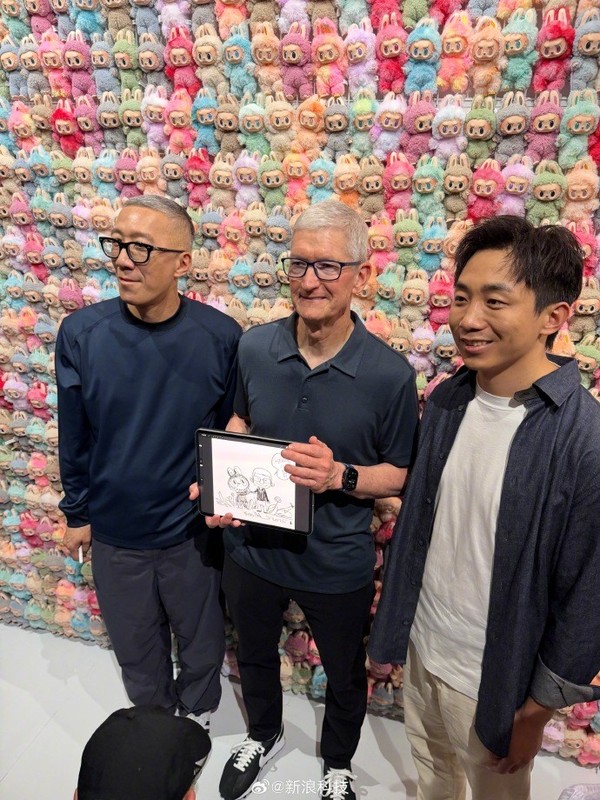 梦幻联动！库克与Labubu设计师合影 获赠特别版Labubu
