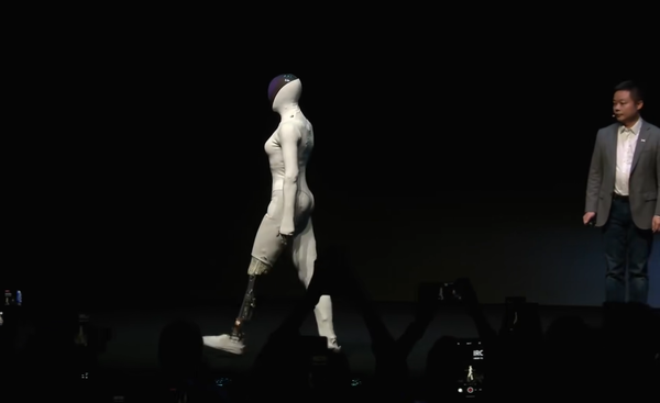 小鹏机器人是真是假？何小鹏现场直接剪开衣服自证