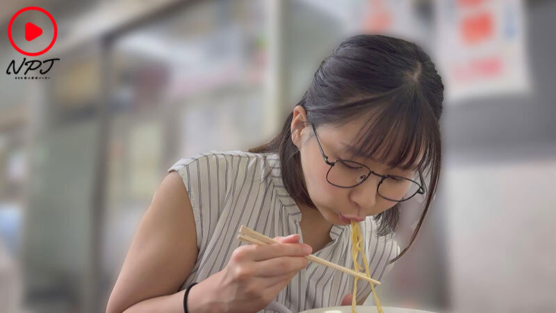 雏结衣(NPJS-247)那位被交友软体钓到、胸部很大还有一双大长腿的饥渴眼镜妹是?