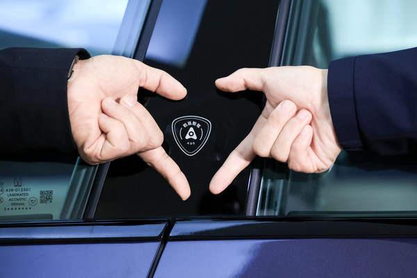 新款阿维塔12实车首次曝光：设华为乾崑智驾Logo