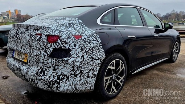 全新奔驰纯电C级伪装车现身 续航瞄准800km 今夏上市 全新奔驰纯电C级伪装车现身 续航瞄准800km 今夏上市