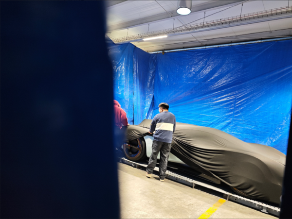 小米神秘跑车现身巴塞罗那 或为MWC 2026展示做准备 小米神秘跑车现身巴塞罗那 或为MWC 2026展示做准备