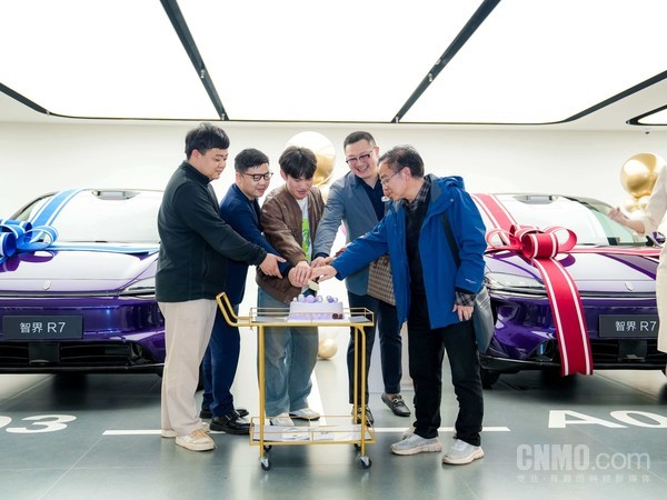 智界速度!余承东祝全国第一批896线激光雷达车主提车