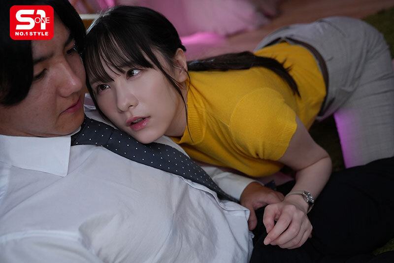 村上悠华(SNOS-240) 「我的性感巨乳女友」对谁都双脚大开，全公司都享用过她的「饱满胴体」…